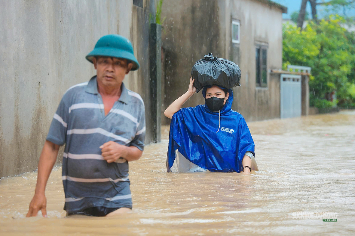 Làng quê ngoại thành Hà Nội ngập sâu, người dân bì bõm chuyển tài sản - Ảnh 8.