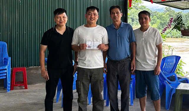 Người đàn ông ở Nghệ An lao xuống dòng lũ xiết cứu cụ bà - Ảnh 2.