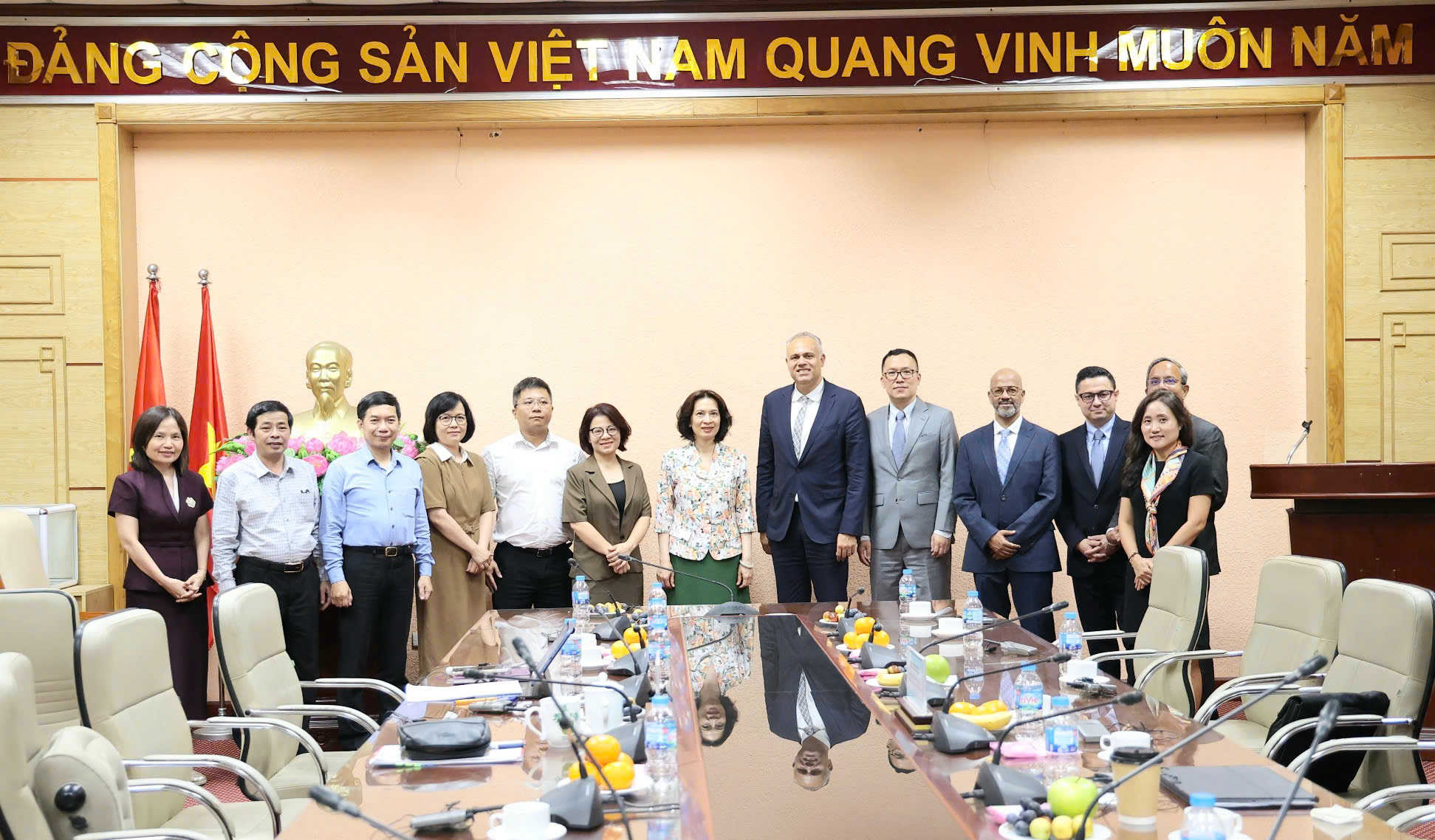 Thứ trưởng Nguyễn Thị Liên Hương tiếp, làm việc với Đoàn cấp cao Công ty Pfizer - Ảnh 9.