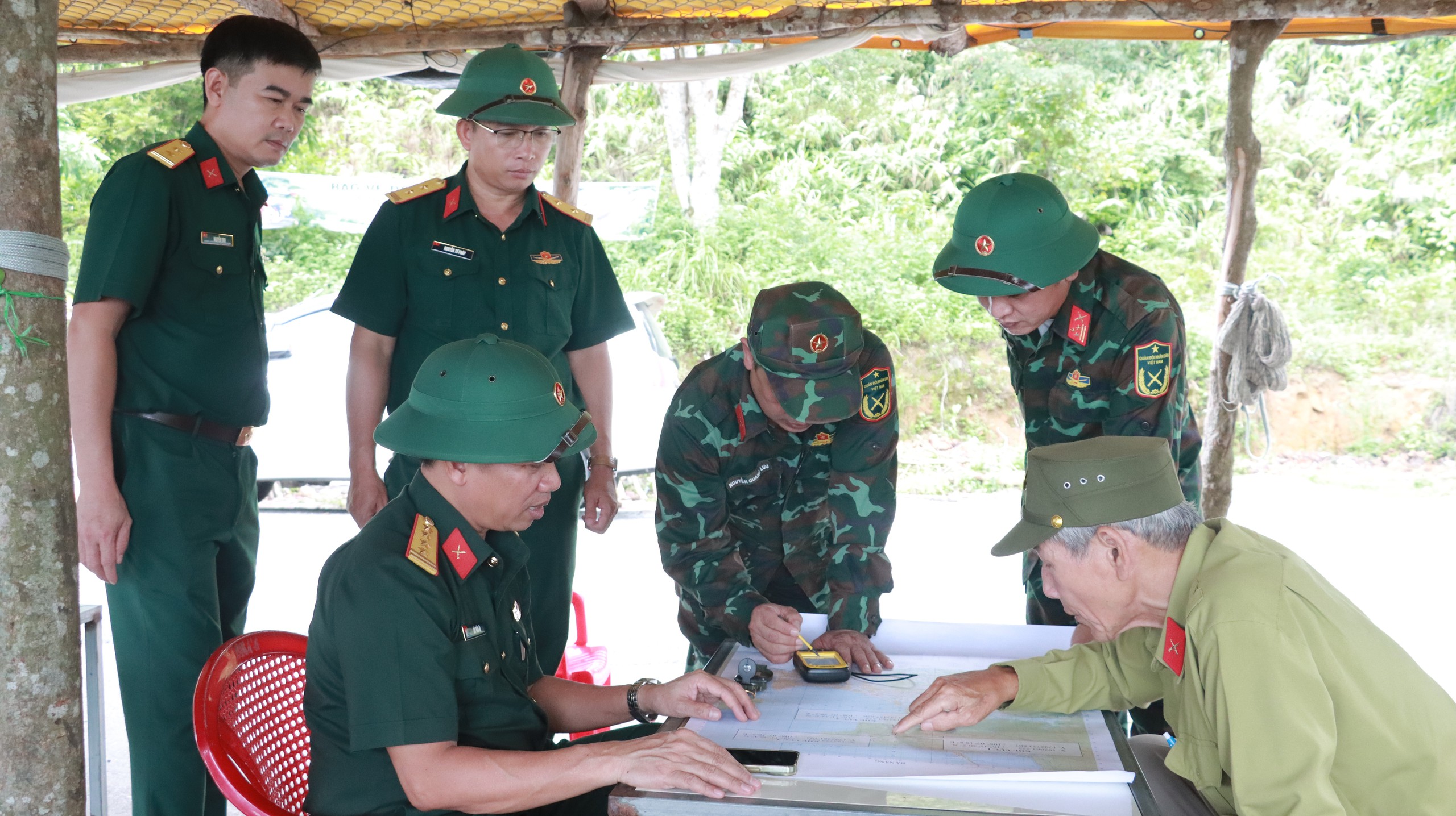 Khảo sát, xác minh thông tin mộ liệt sĩ tập thể tại bắc đèo Hải Vân- Ảnh 2.