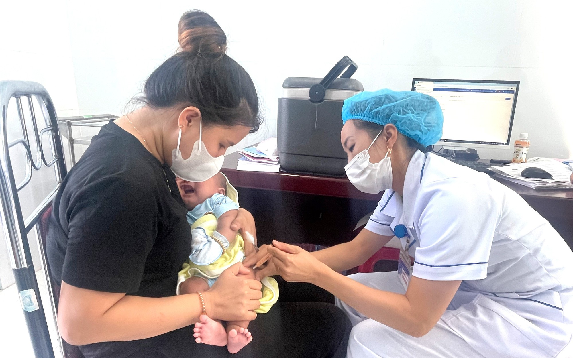 Bộ Y tế thông tin về phụ cấp đối với nhân viên y tế, cộng tác viêndânsố - Ảnh 3.