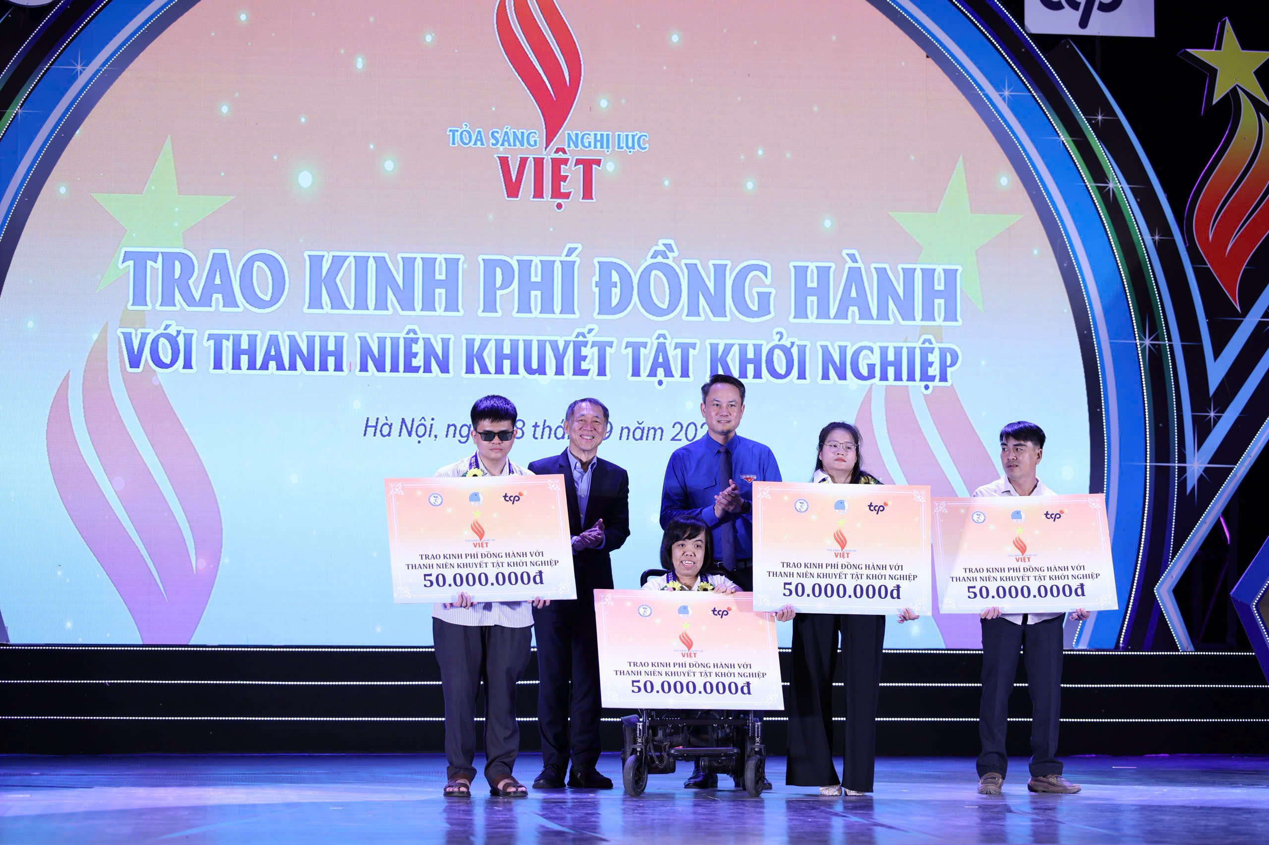 Mất thị lực vẫn vô địch bơi lội, làm chủ công nghệ- Ảnh 2.