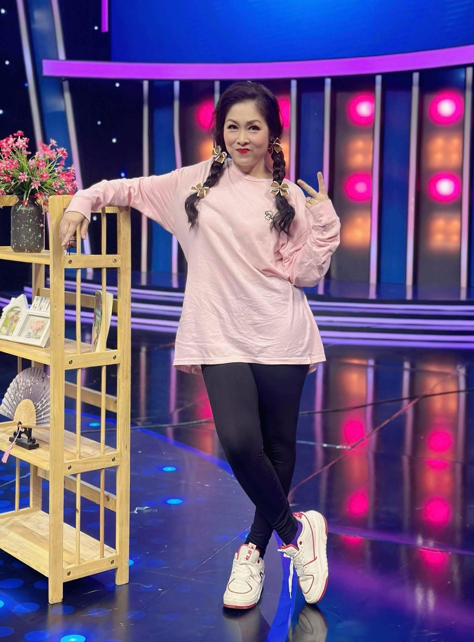 NSND Hồng Vân ở tuổi 60- Ảnh 2.