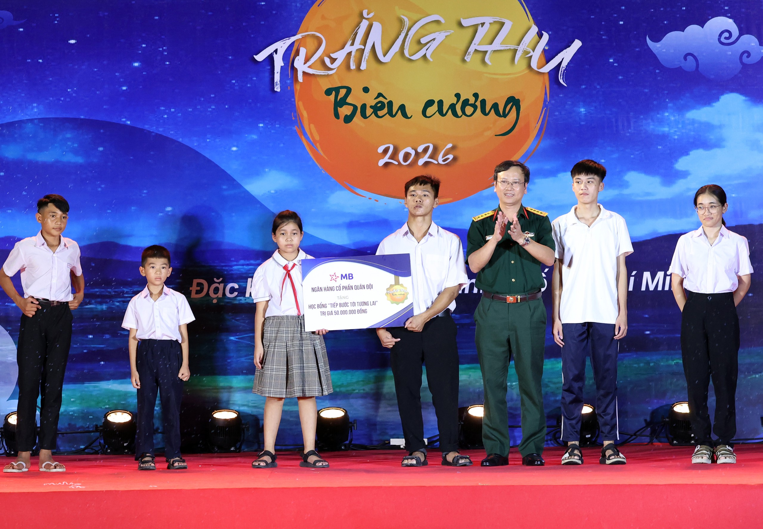 Rộn ràng 'Trăng thu biên cương' giữa đảo tiền tiêu Côn Đảo - Ảnh 2.