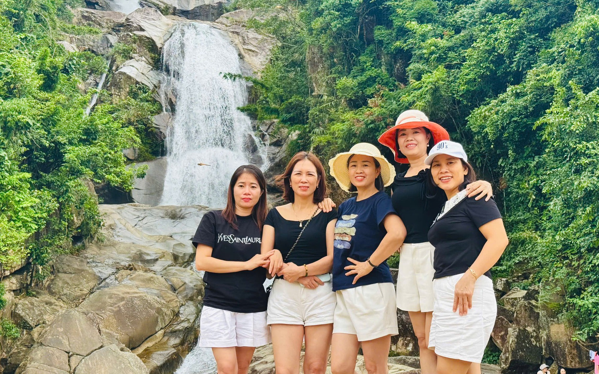 Bờ sông Hương kín người xem đua ghe, di tích Huế nhộn nhịp ngày Quốc khánh- Ảnh 8.