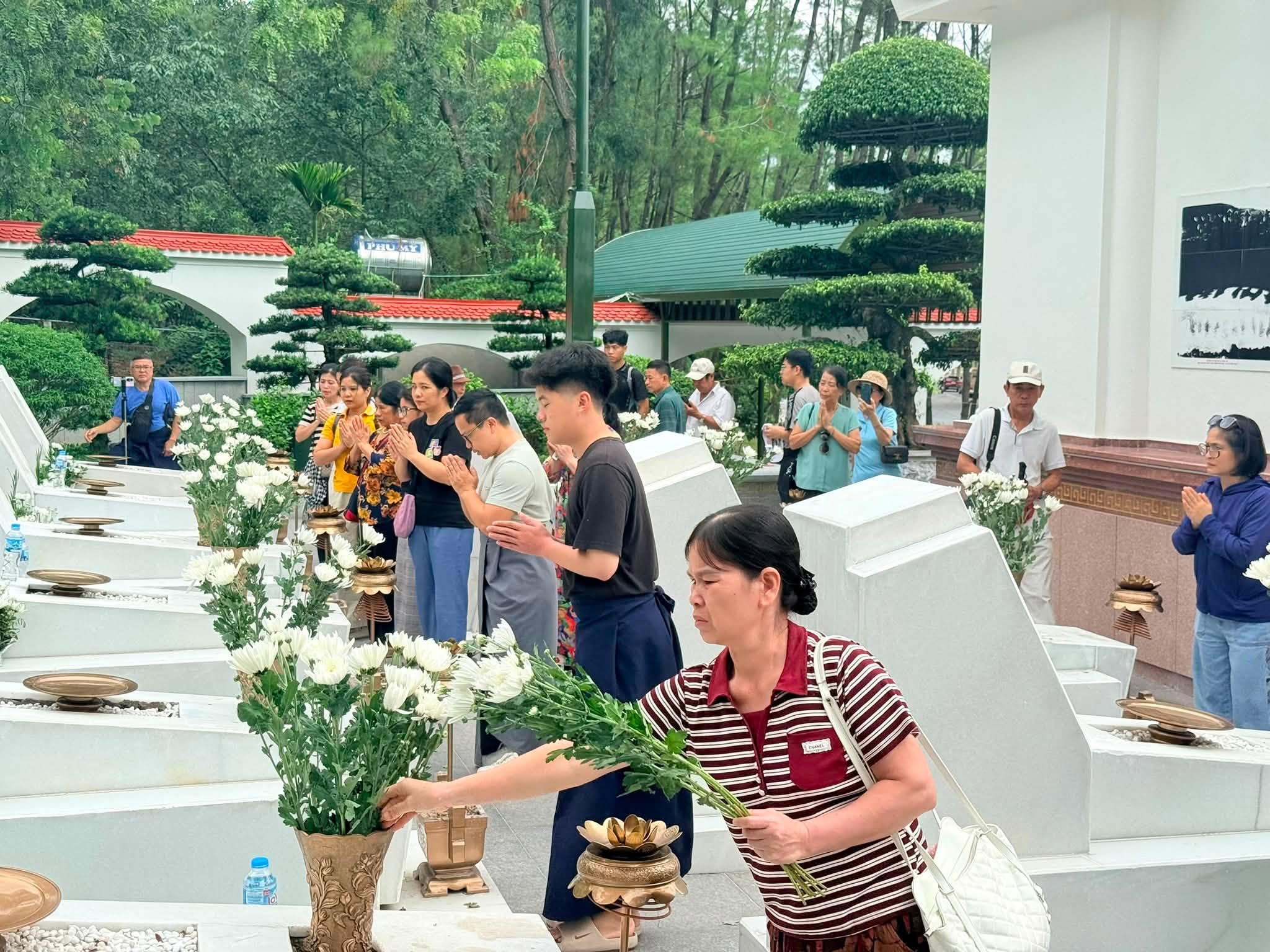 Gallery - Dòng người về Ngã ba Đồng Lộc tri ân dịp lễ - image 1