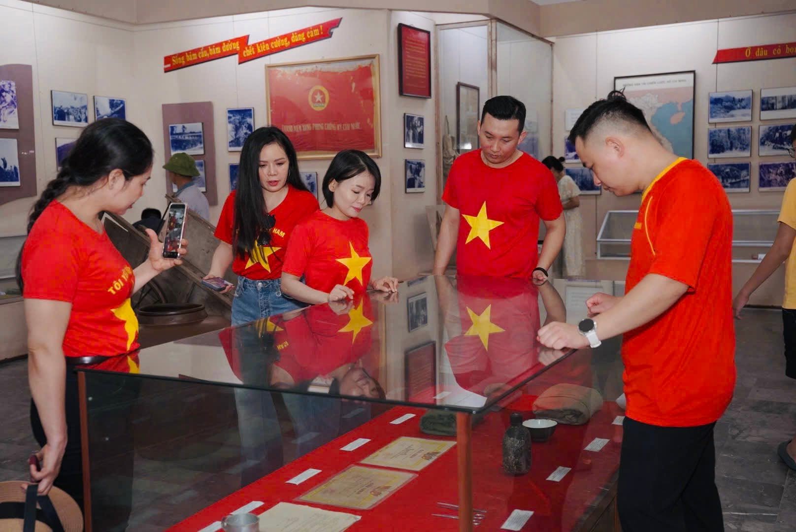 Gallery - Dòng người về Ngã ba Đồng Lộc tri ân dịp lễ - image 4