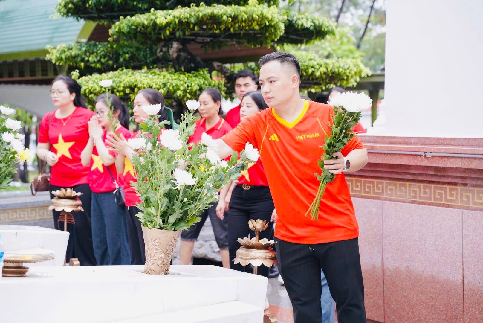 Gallery - Dòng người về Ngã ba Đồng Lộc tri ân dịp lễ - image 5