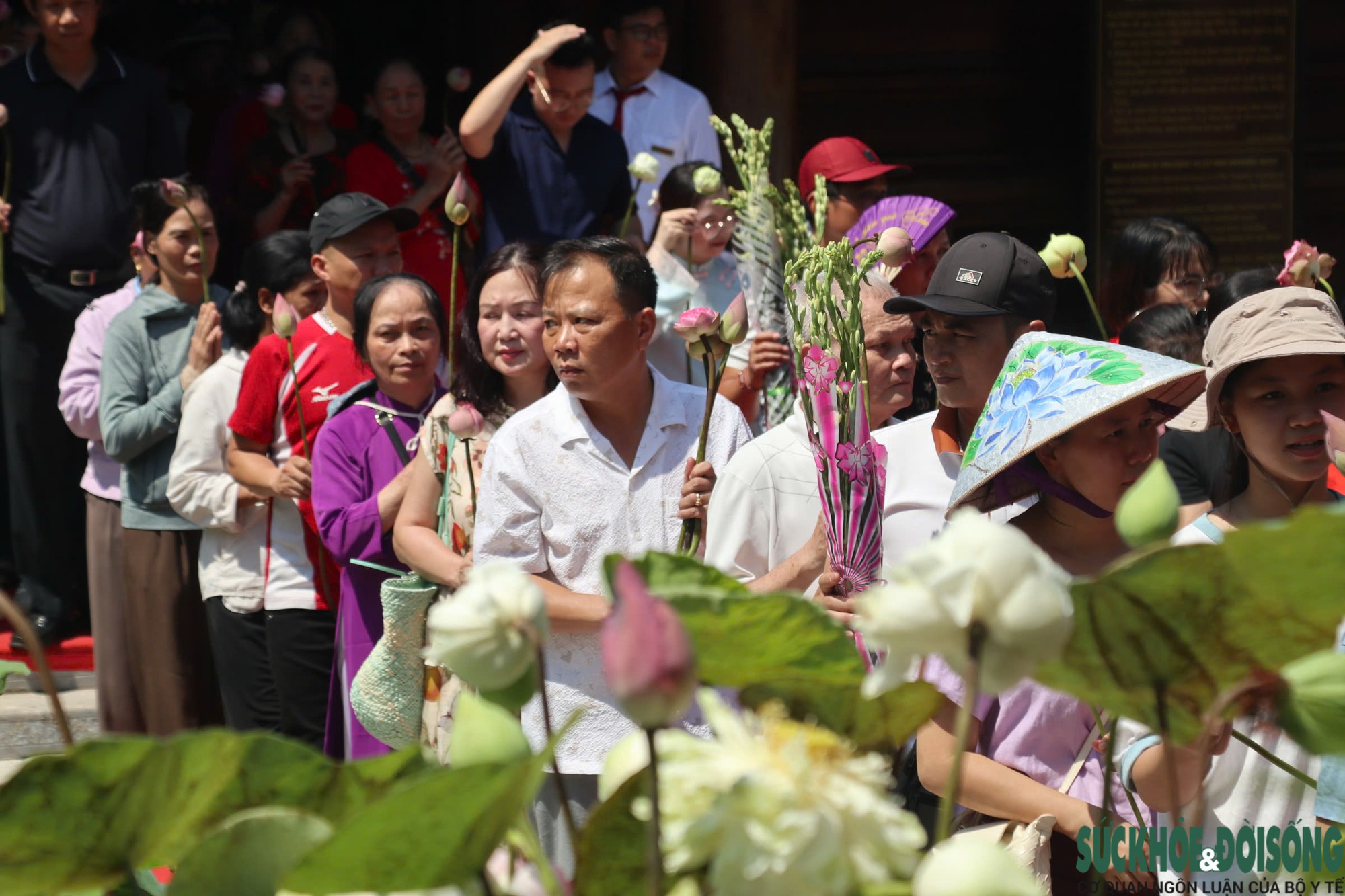 Dâng hoa, dâng hương tưởng niệm Chủ tịch Hồ Chí Minh- Ảnh 4.