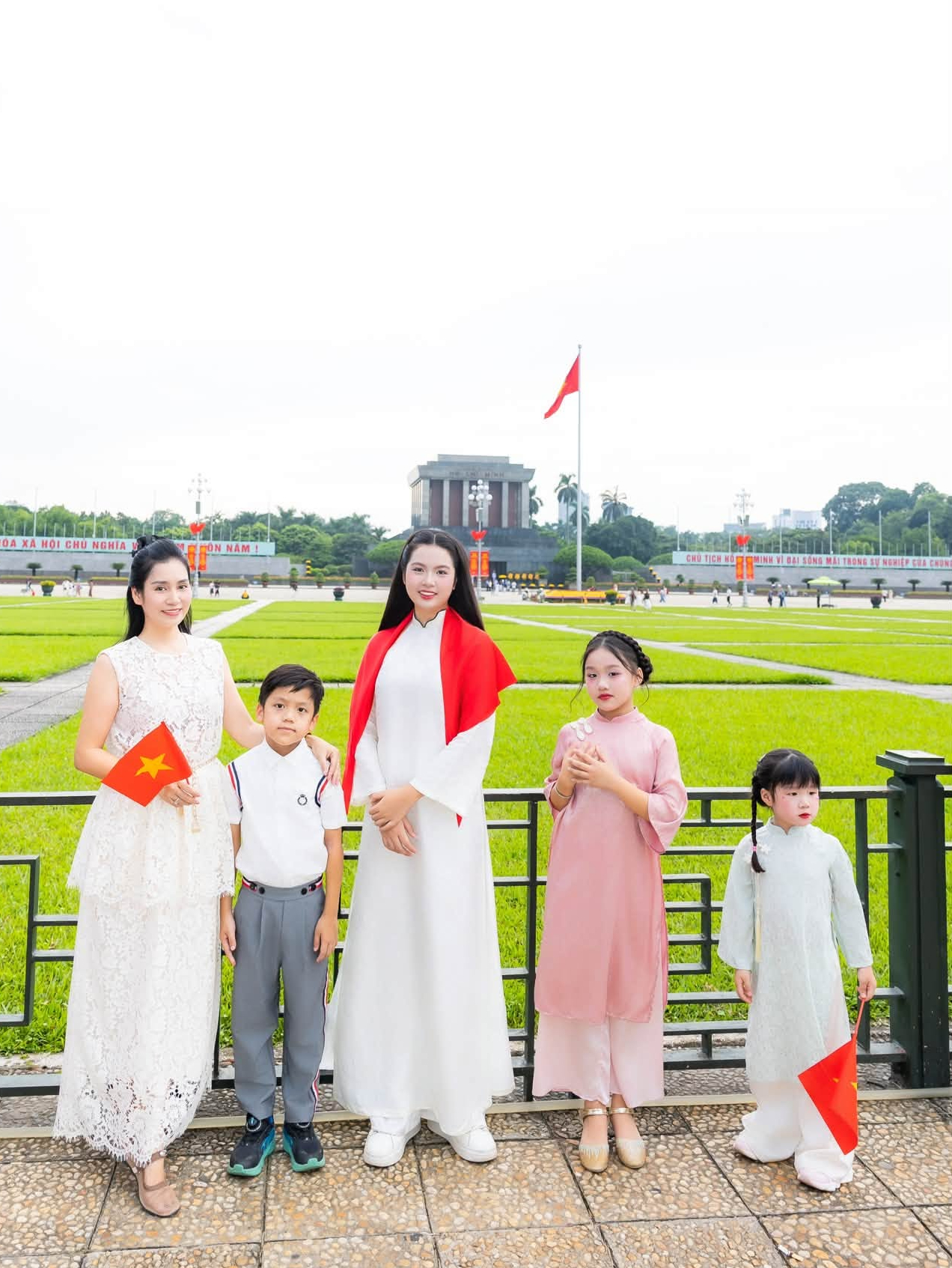 Con gái H'Hen Niê, MC Thanh Mai cùng dàn sao Việt gây chú ý trong ngày vui đất nước- Ảnh 7.