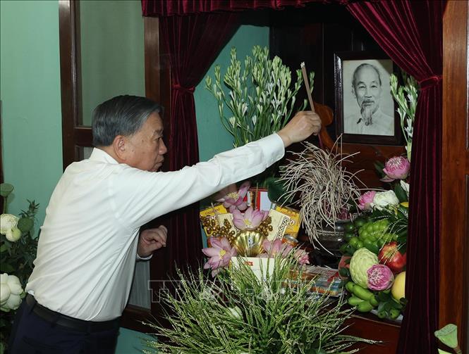Tổng Bí thư, Chủ tịch nước Tô Lâm dâng hương tưởng nhớ Chủ tịch Hồ Chí Minh- Ảnh 3.