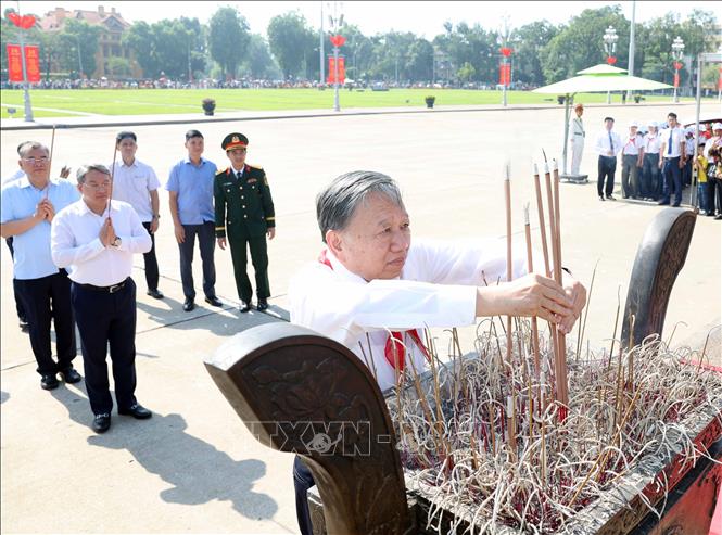 Tổng Bí thư, Chủ tịch nước Tô Lâm dâng hương tưởng nhớ Chủ tịch Hồ Chí Minh- Ảnh 2.