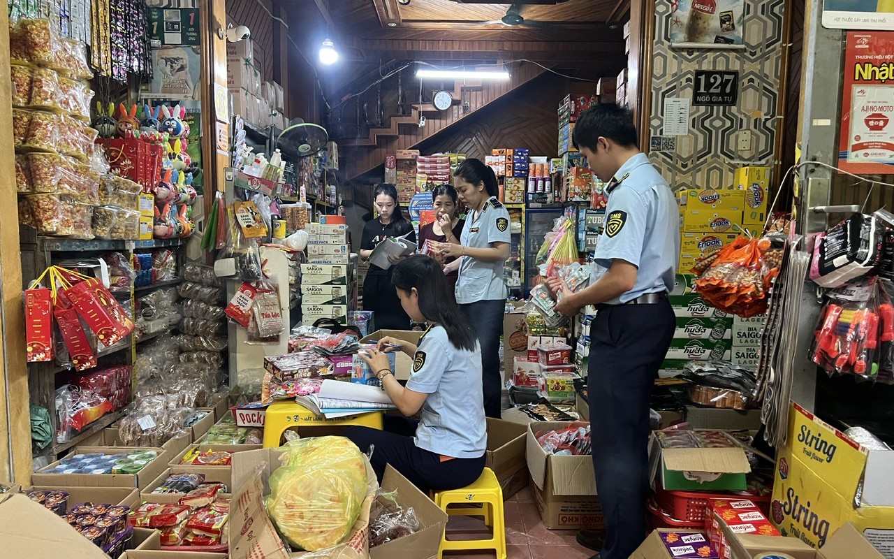 Phát hiện hơn 3000 bánh Trung thu không có ngày sản xuất, hạn sử dụng- Ảnh 2.