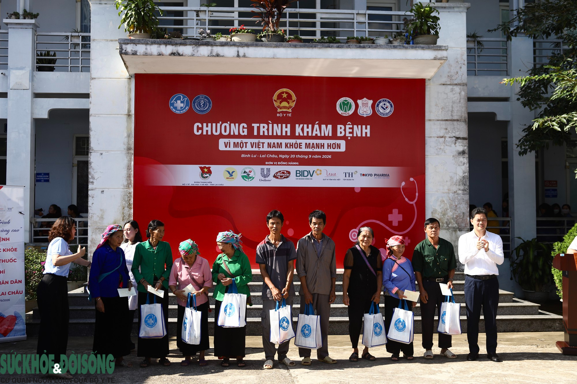 Bộ Y tế trao nhiều phần quà thiết thực cho người dân xã Bình Lư, Lai Châu- Ảnh 7.