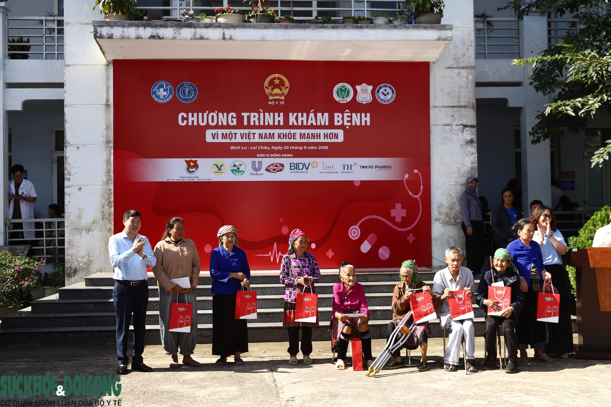 Bộ Y tế trao nhiều phần quà thiết thực cho người dân xã Bình Lư, Lai Châu- Ảnh 8.