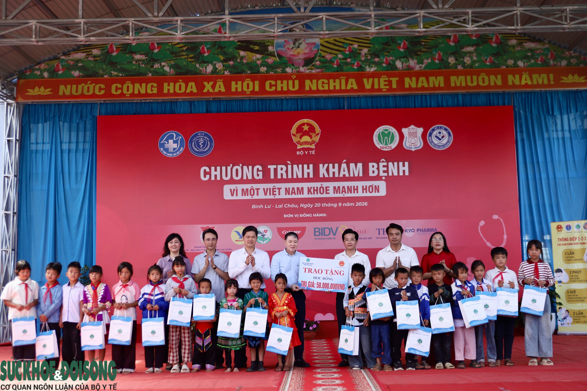 Bộ Y tế trao nhiều phần quà thiết thực cho người dân xã Bình Lư, Lai Châu- Ảnh 12.