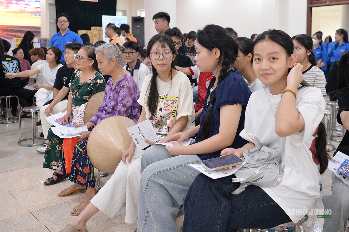 Khám sức khỏe miễn phí, phát hiện sớm nguy cơ bệnh tật ở người trẻ - Ảnh 3.