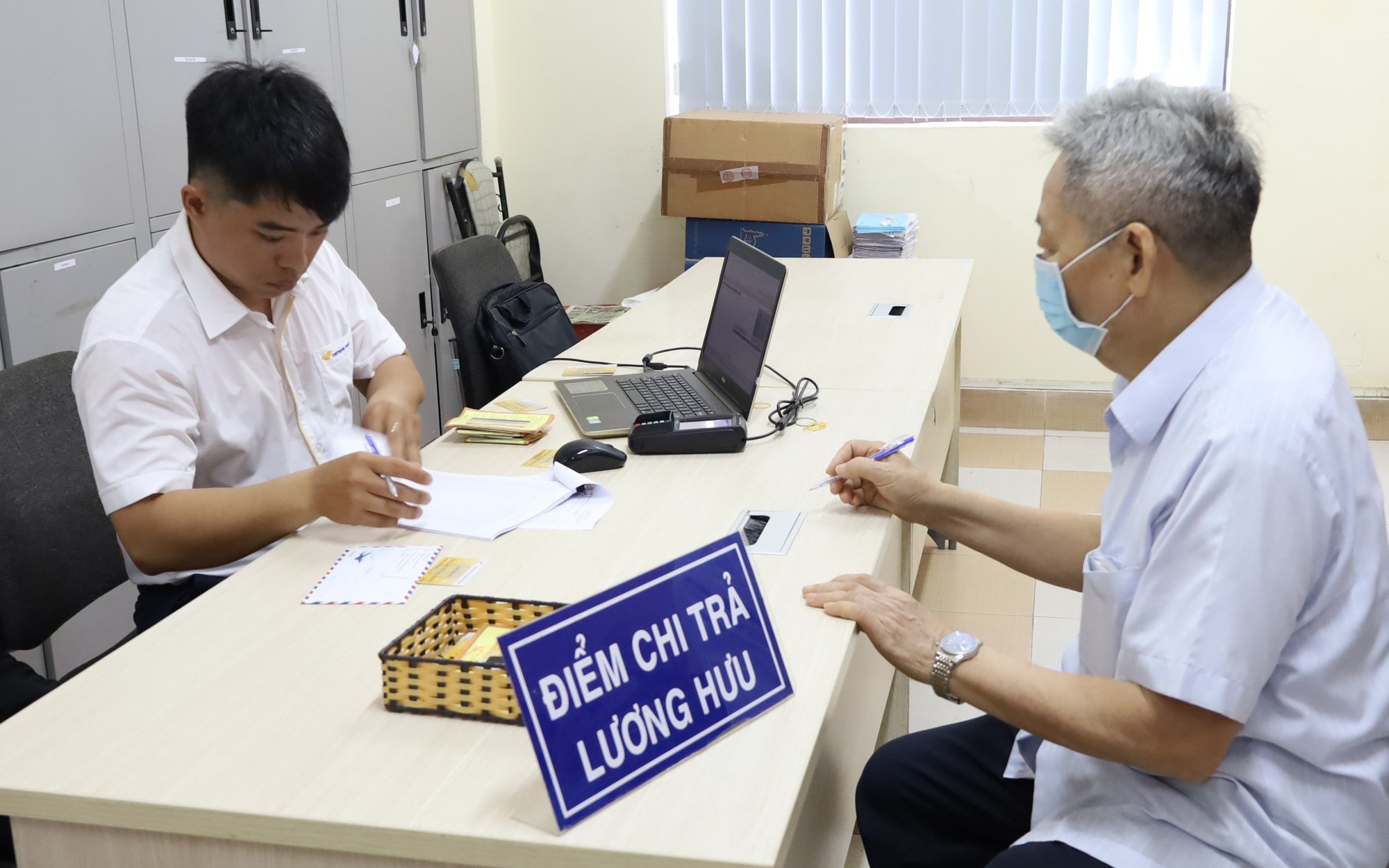Dự kiến chế độ phụ cấp chức vụ với cán bộ quản lý trường sau sáp nhập - Ảnh 2.