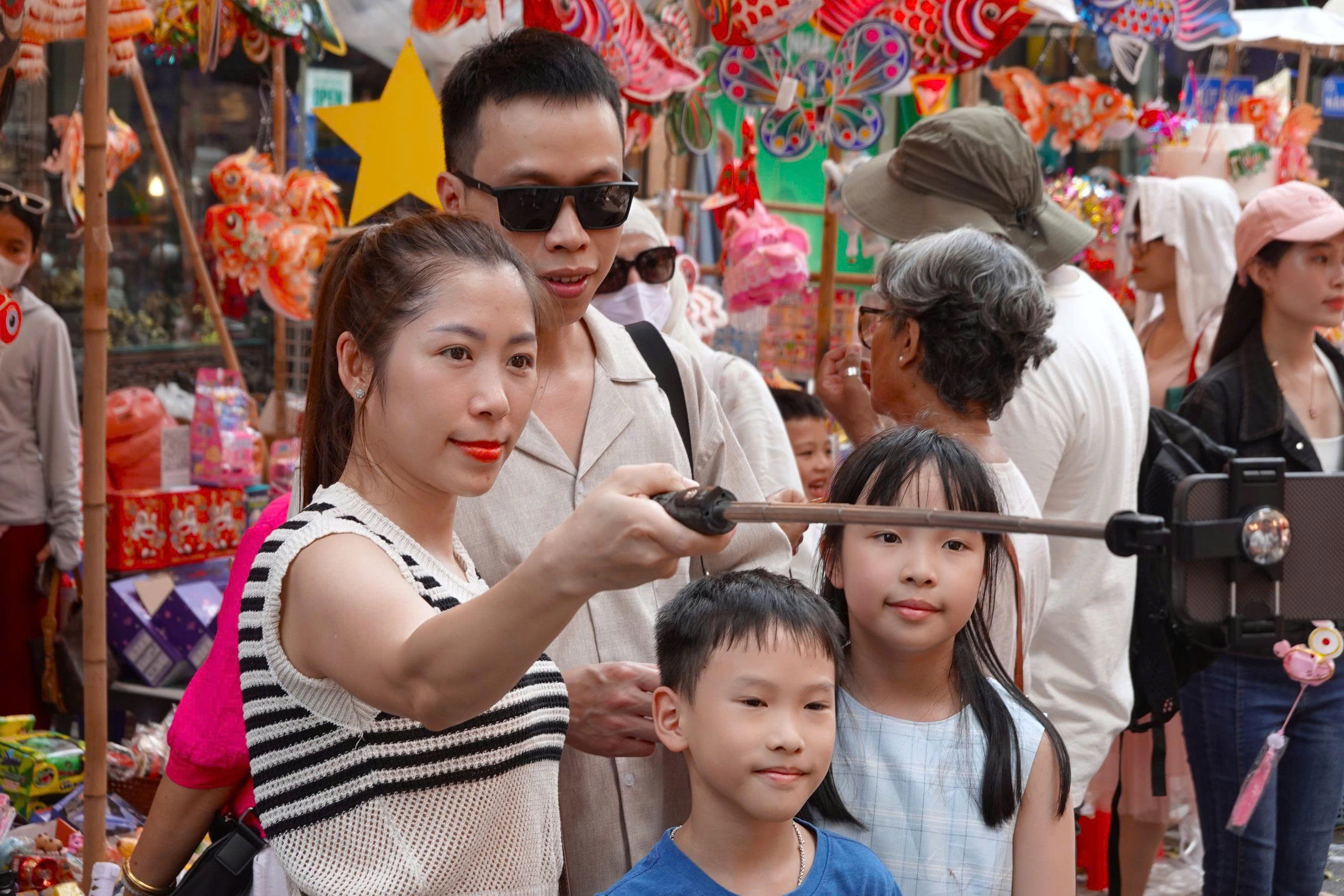 Giữa Hàng Mã rực rỡ, người ta vẫn nhớ một mùa Trung thu giản dị - Ảnh 8.