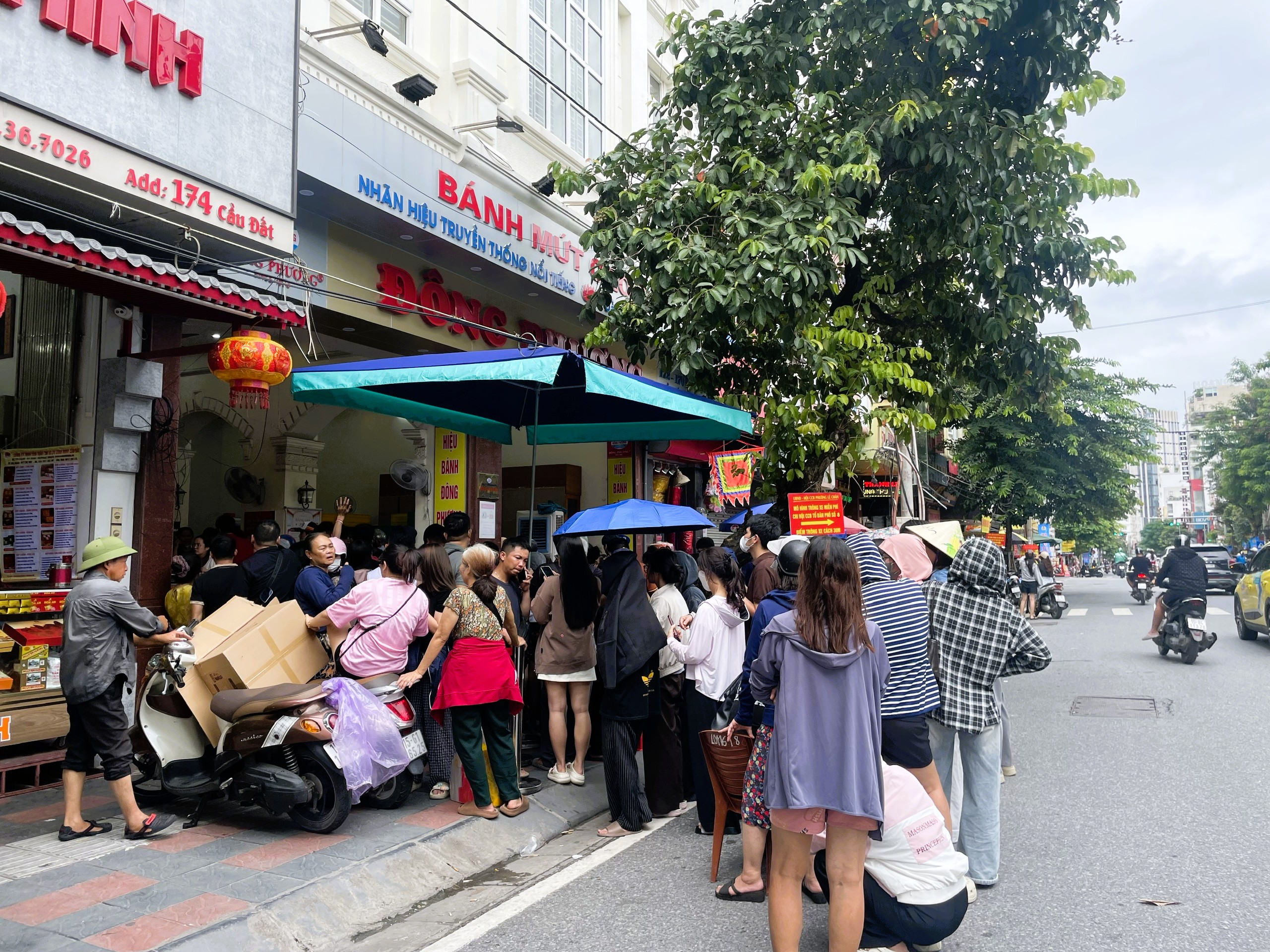 Người Hải Phòng xếp hàng cả tiếng đồng hồ mua bánh Trung thu - Ảnh 3.
