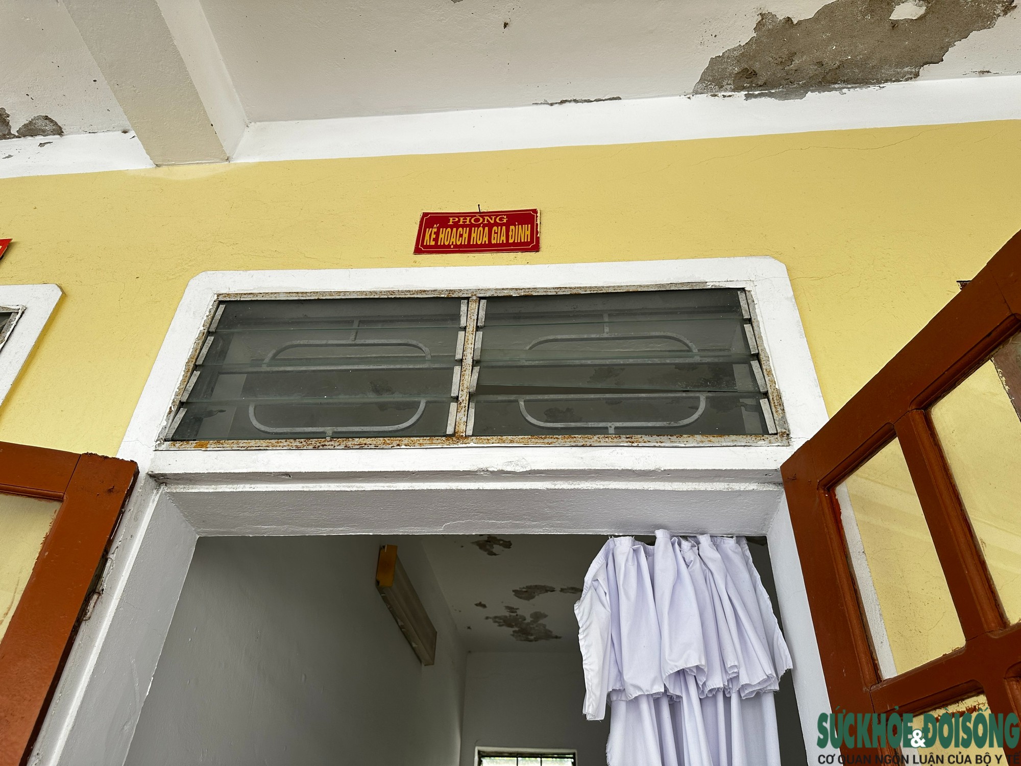 Nhiều trạm y tế ở Nghệ An dột nát, trần nhà chực rơi- Ảnh 2.