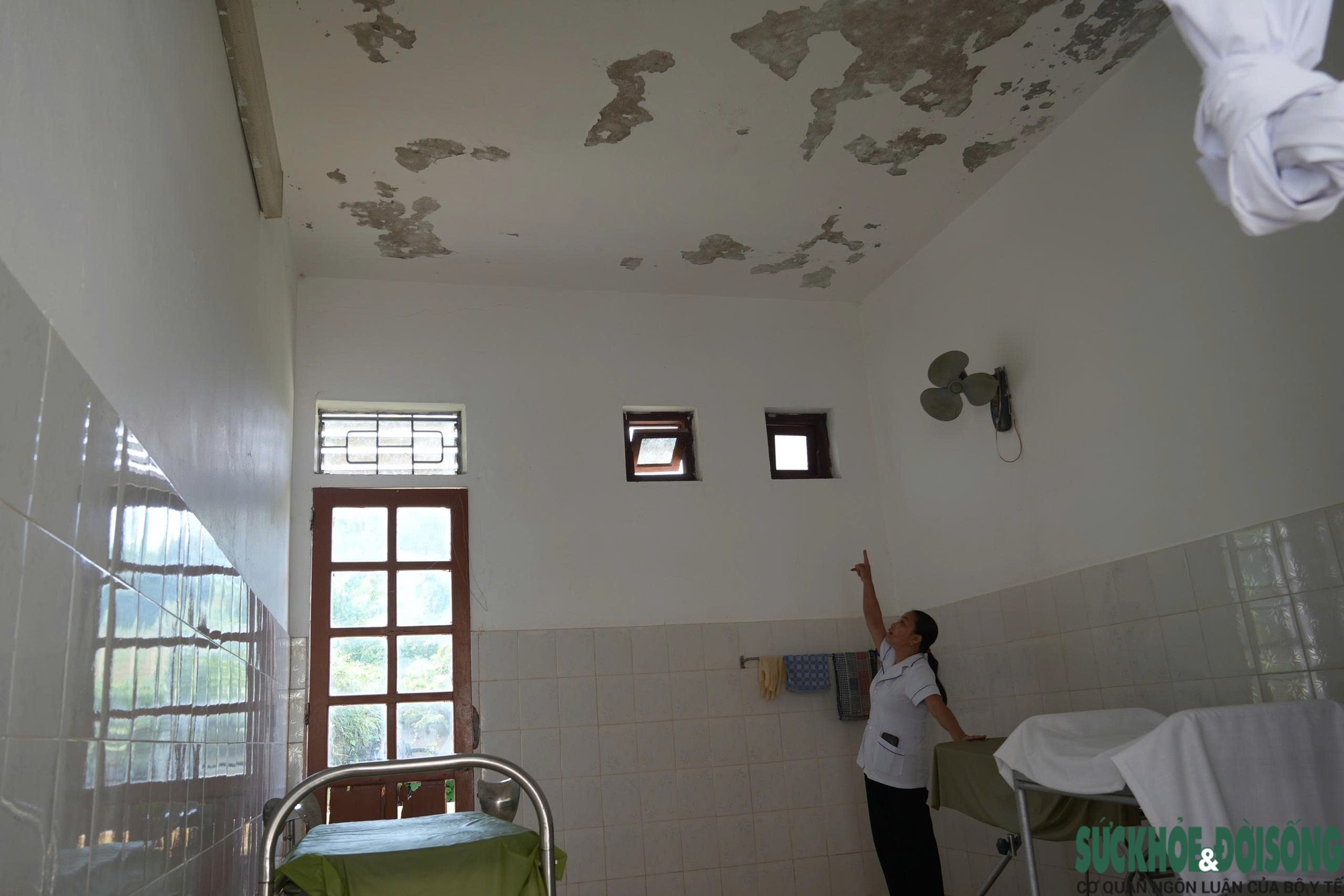 Nhiều trạm y tế ở Nghệ An dột nát, trần nhà chực rơi- Ảnh 5.