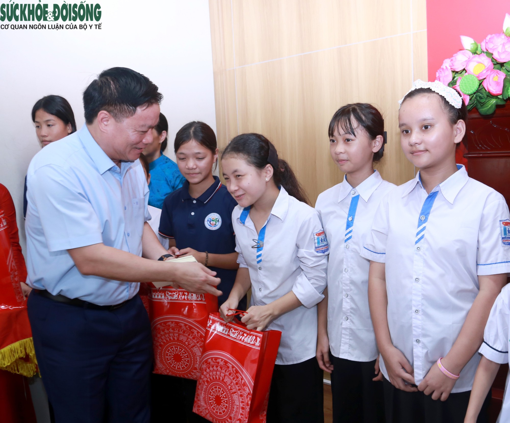 Gallery - Phó Chủ tịch Thường trực Quốc hội Đỗ Văn Chiến thăm mái ấm trẻ em Nghệ An - image 7