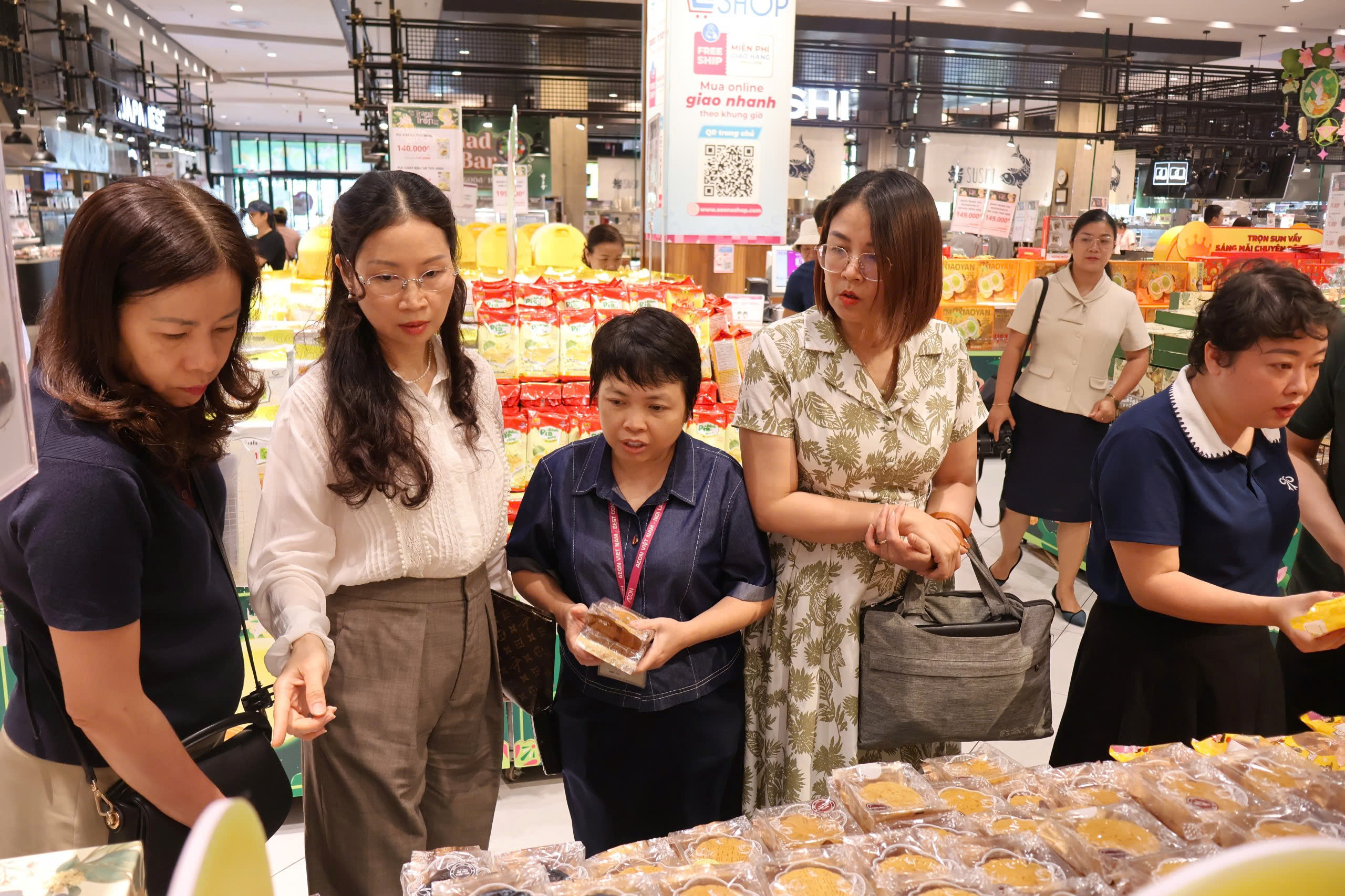 Người Hải Phòng xếp hàng cả tiếng đồng hồ mua bánh Trung thu - Ảnh 7.