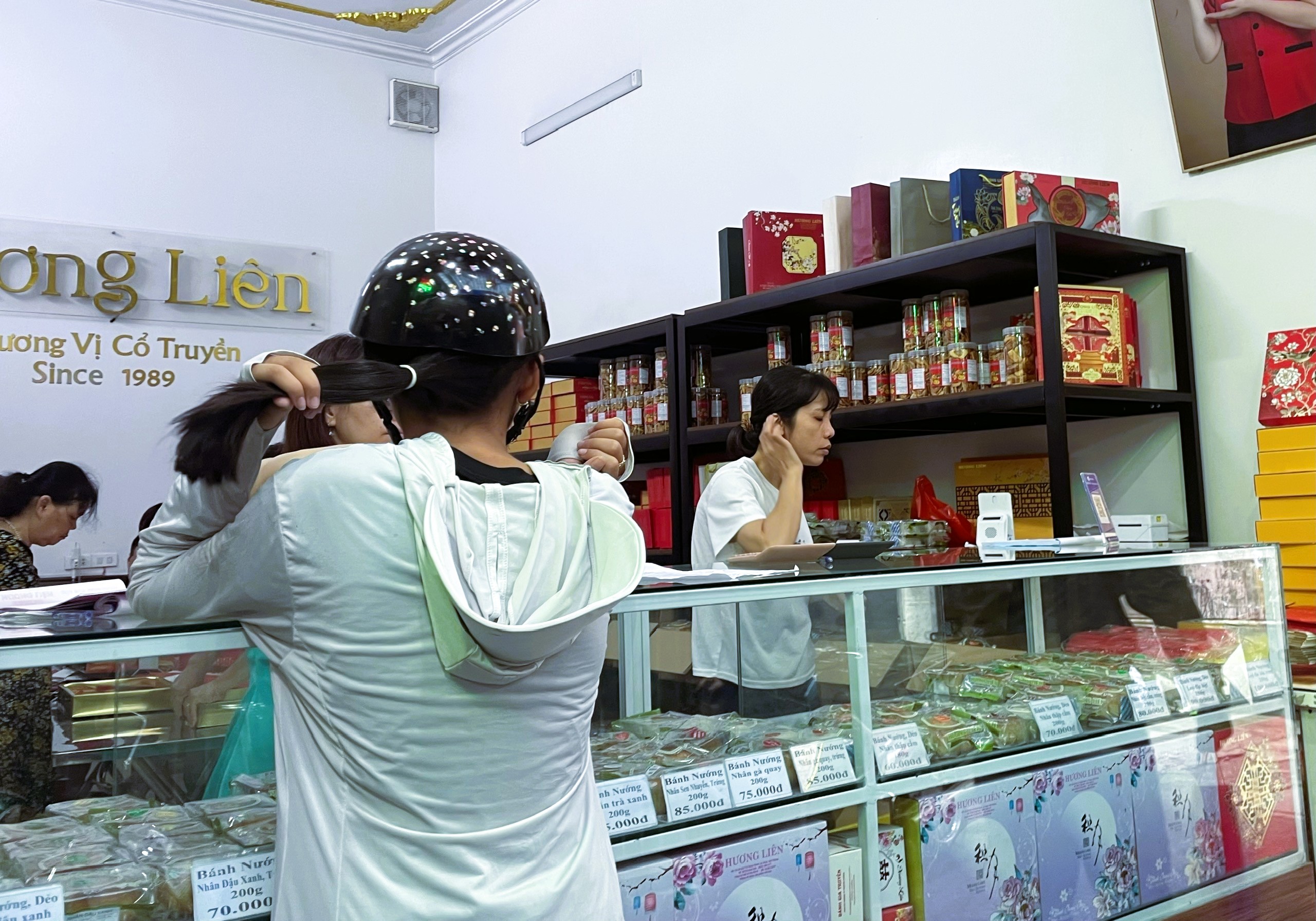 Người Hải Phòng xếp hàng cả tiếng đồng hồ mua bánh Trung thu - Ảnh 6.