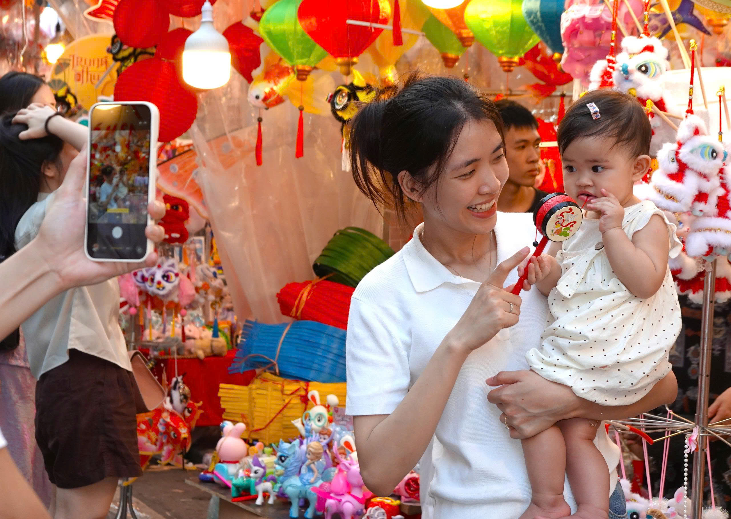 Vì sao tiểu thương Hàng Mã treo biển 'chỉ khách mua hàng chụp ảnh'- Ảnh 10.