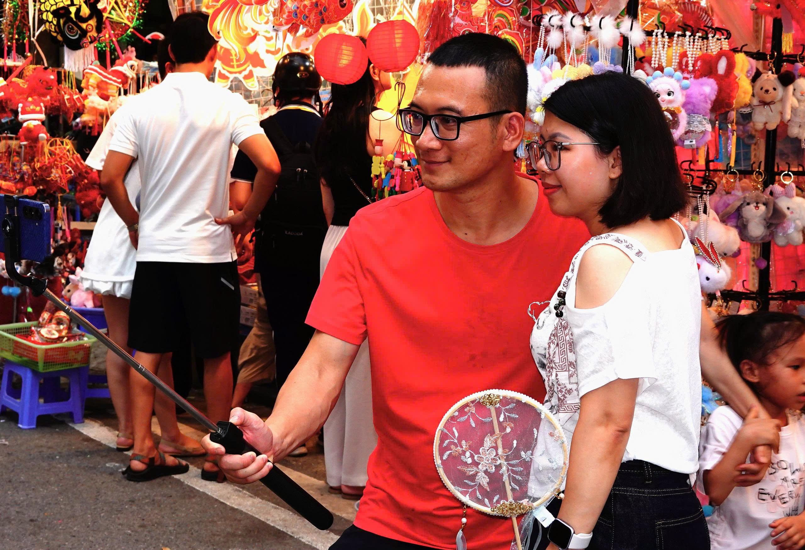 Vì sao tiểu thương Hàng Mã treo biển 'chỉ khách mua hàng chụp ảnh'- Ảnh 8.