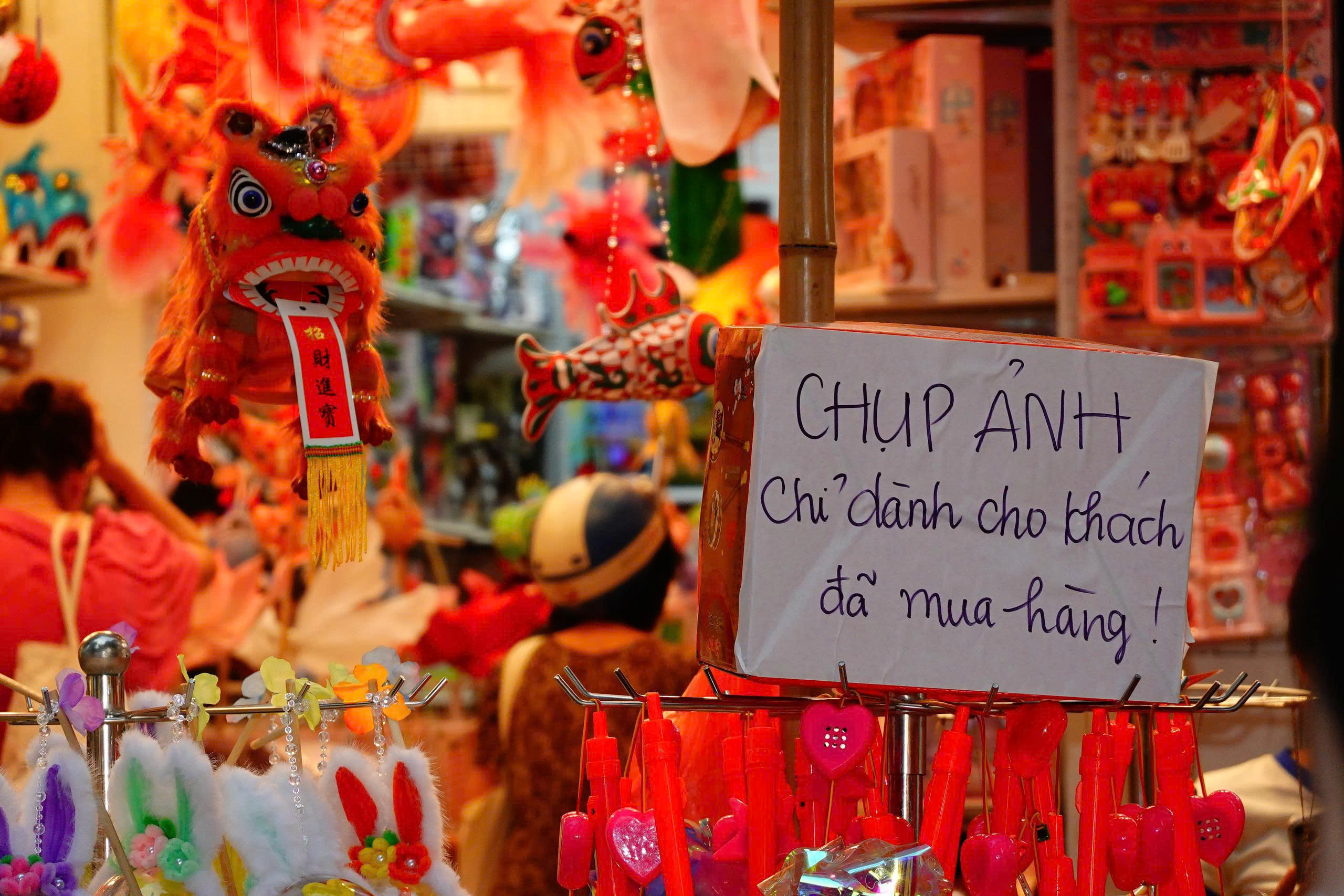 Vì sao tiểu thương Hàng Mã treo biển 'chỉ khách mua hàng chụp ảnh'- Ảnh 6.