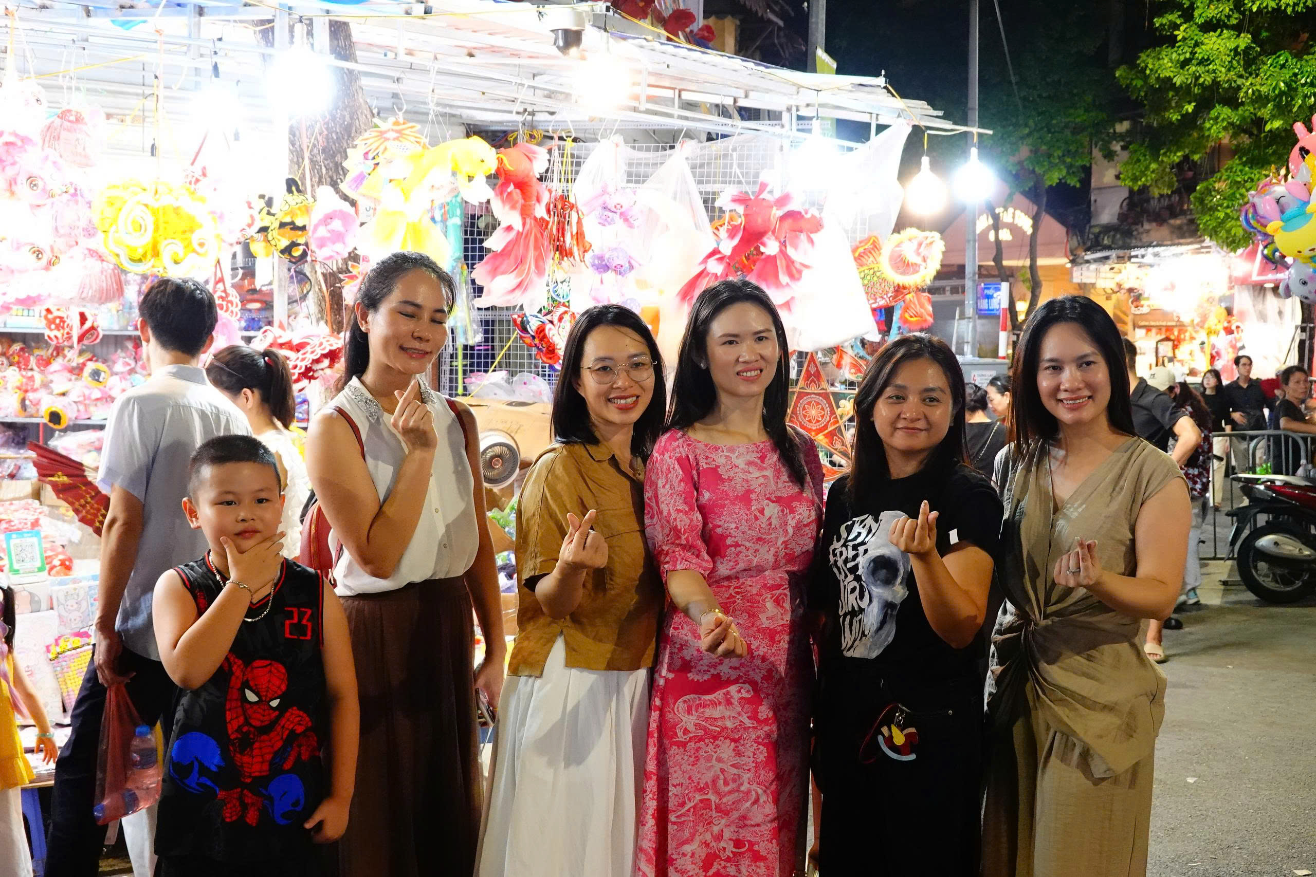 Vì sao tiểu thương Hàng Mã treo biển 'chỉ khách mua hàng chụp ảnh'- Ảnh 7.