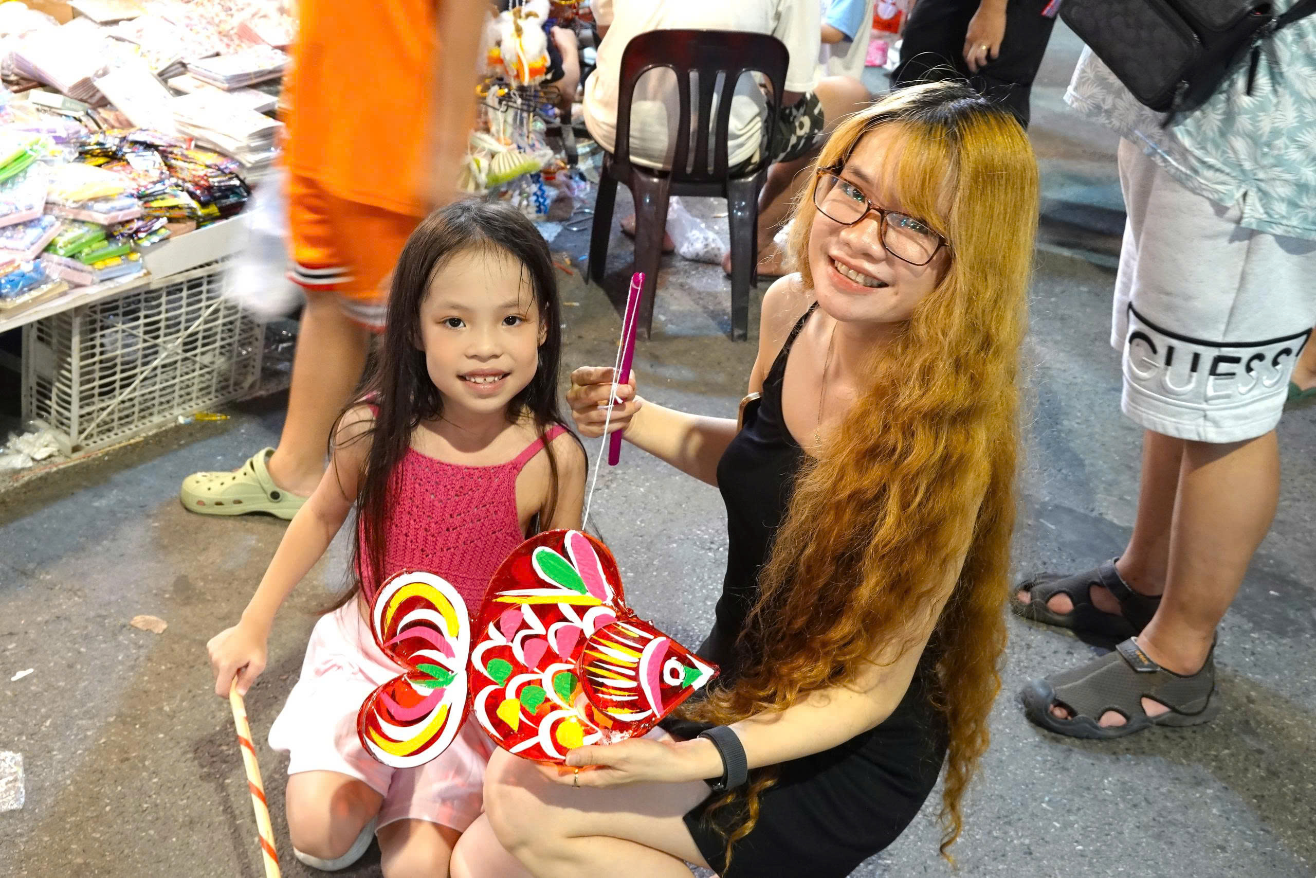 Vì sao tiểu thương Hàng Mã treo biển 'chỉ khách mua hàng chụp ảnh'- Ảnh 11.