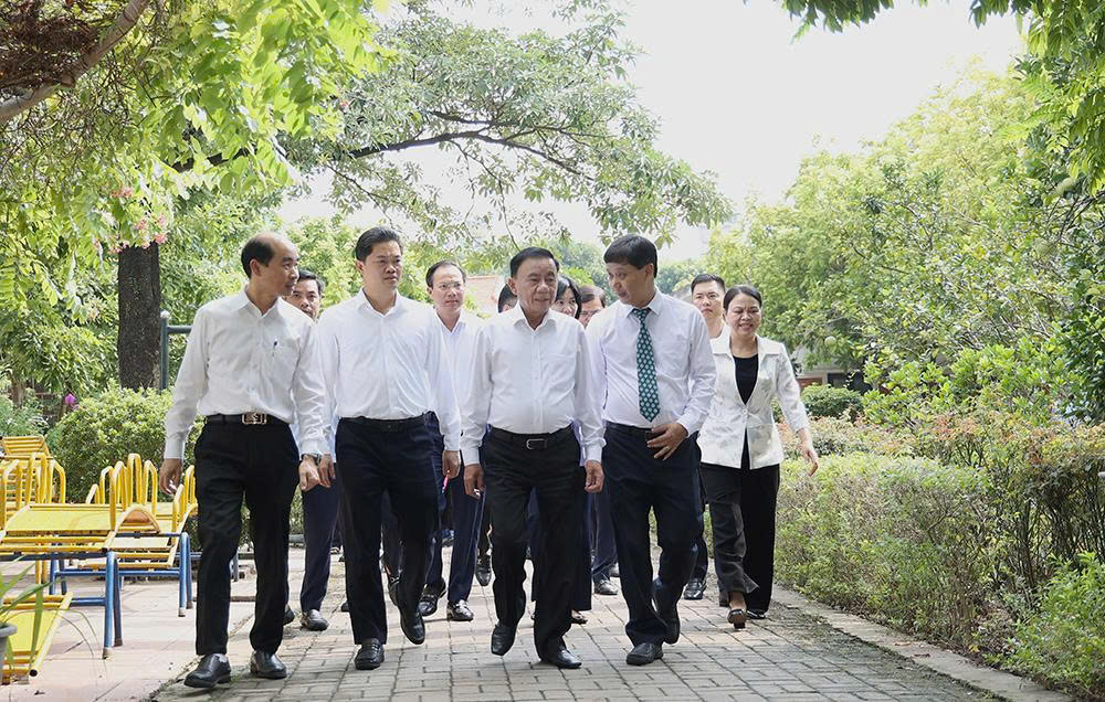 Thường trực Ban Bí thư Trần Cẩm Tú thăm, tặng quà Trung thu Làng Trẻ em SOSHàNội - Ảnh 7.