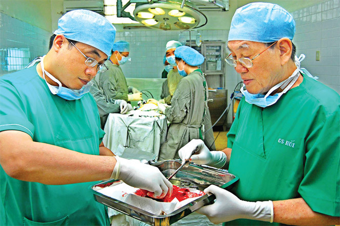 PGS.TS.BS Nguyễn Hoàng Bắc - người thầy đứng sau những đôi tay trẻ - Ảnh 2.