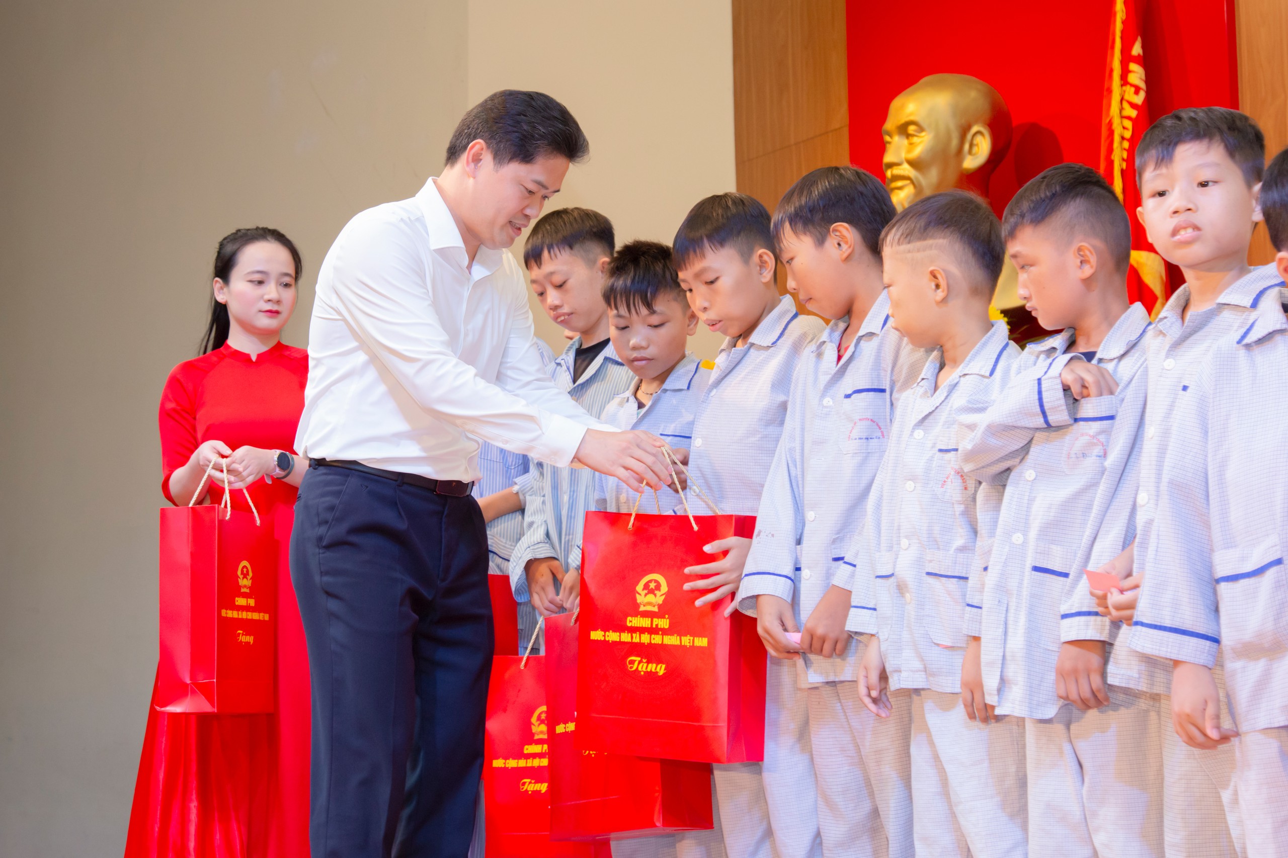 Phó Thủ tướng Thường trực Phạm Gia Túc thăm, tặng quà bệnh nhi dịp Tết Trung thu- Ảnh 5.