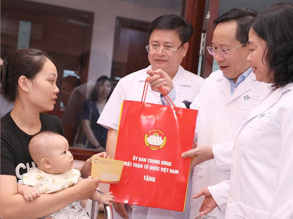 Chủ tịch Ủy ban Trung ương MTTQ Việt Nam Bùi Thị Minh Hoài thăm, tặng quà Trung thu tại Bệnh viện Nhi TW- Ảnh 6.