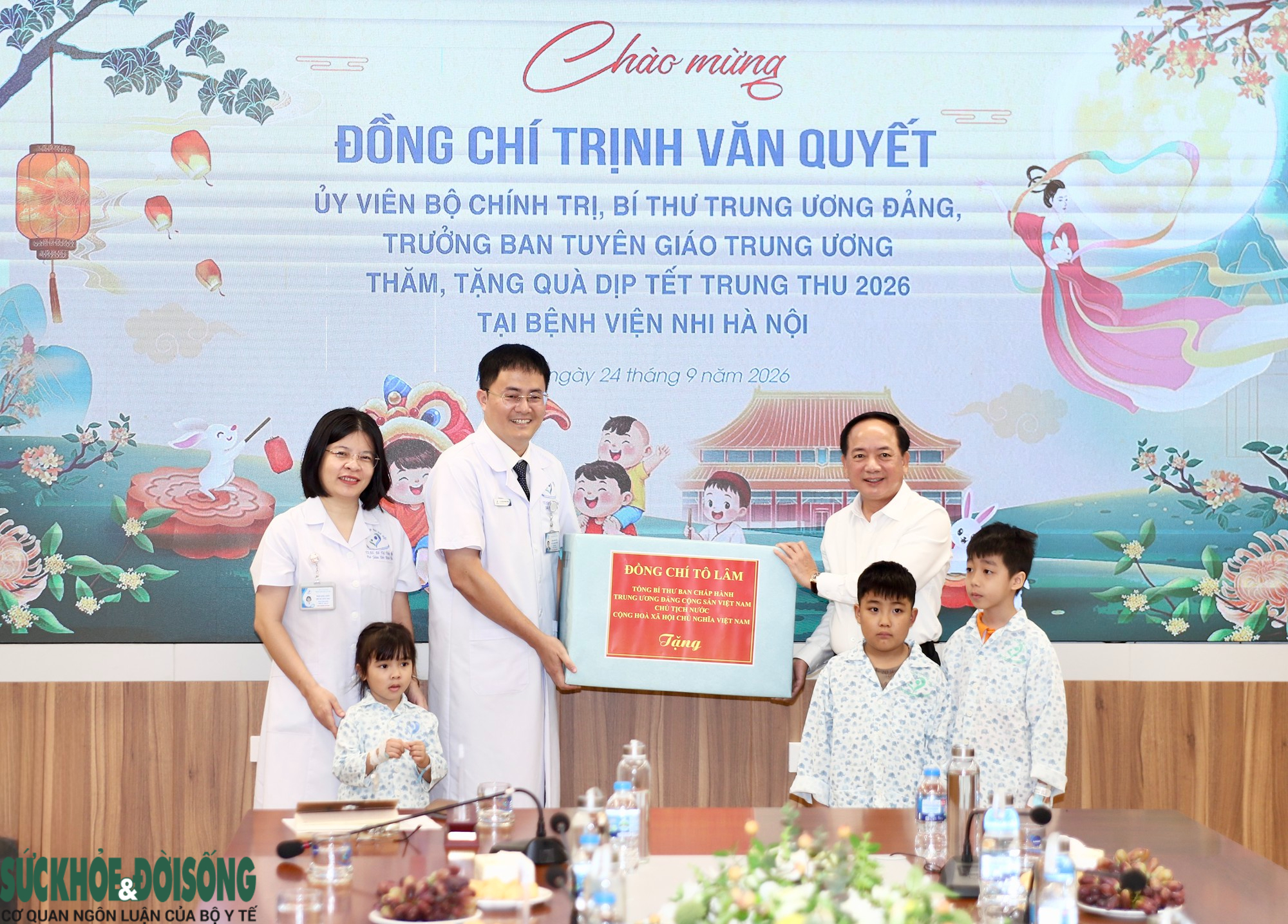 Trưởng Ban Tuyên giáo Trung ương thăm, động viên bệnh nhi tại Hà Nội- Ảnh 4.