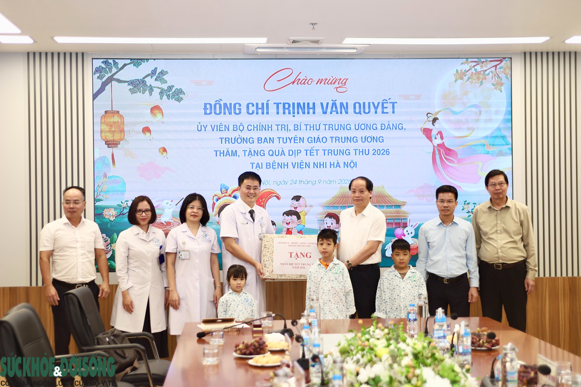 Trưởng Ban Tuyên giáo Trung ương thăm, động viên bệnh nhi tại Hà Nội- Ảnh 5.