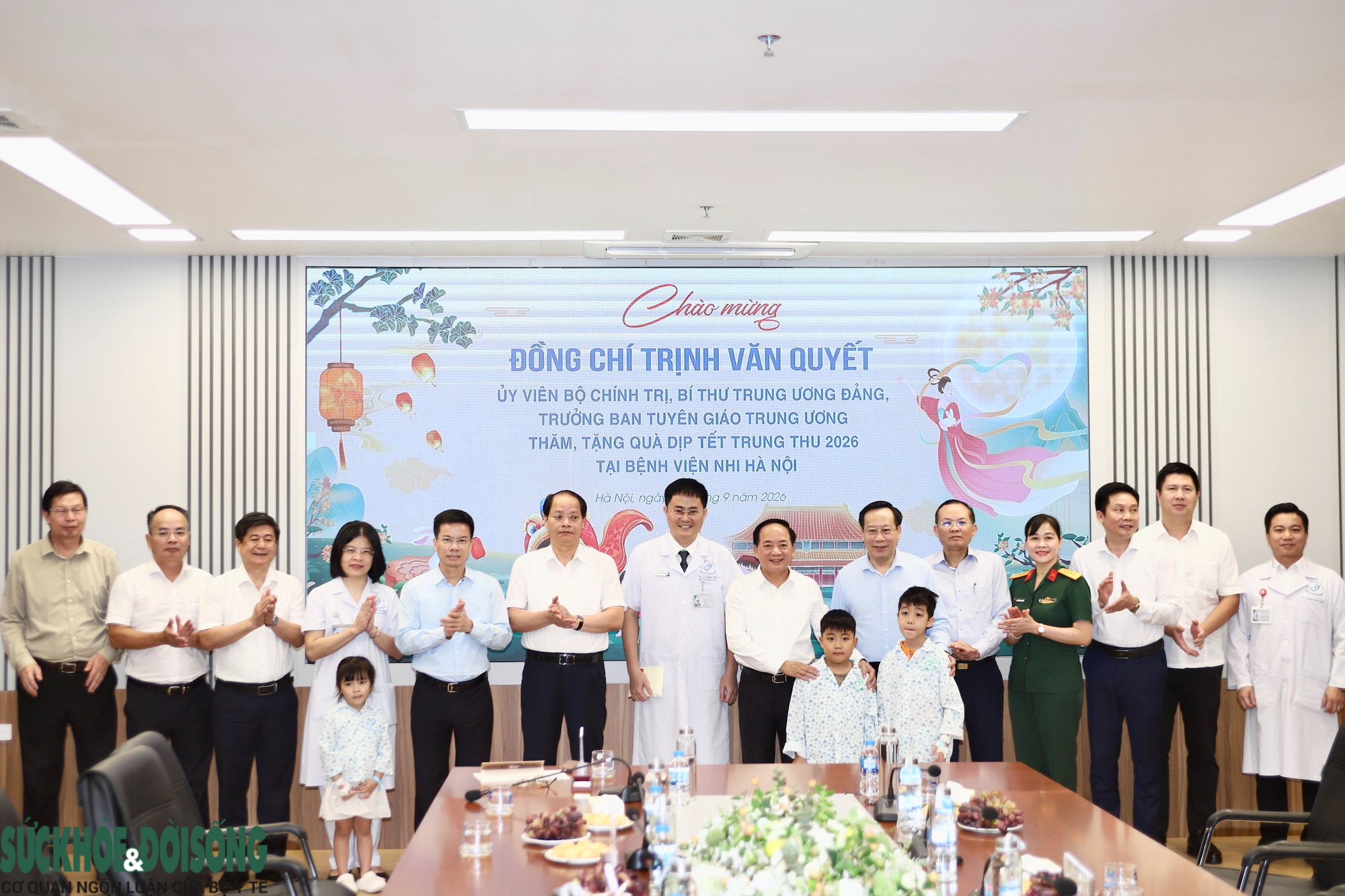 Trưởng Ban Tuyên giáo Trung ương thăm, động viên bệnh nhi tại Hà Nội- Ảnh 6.
