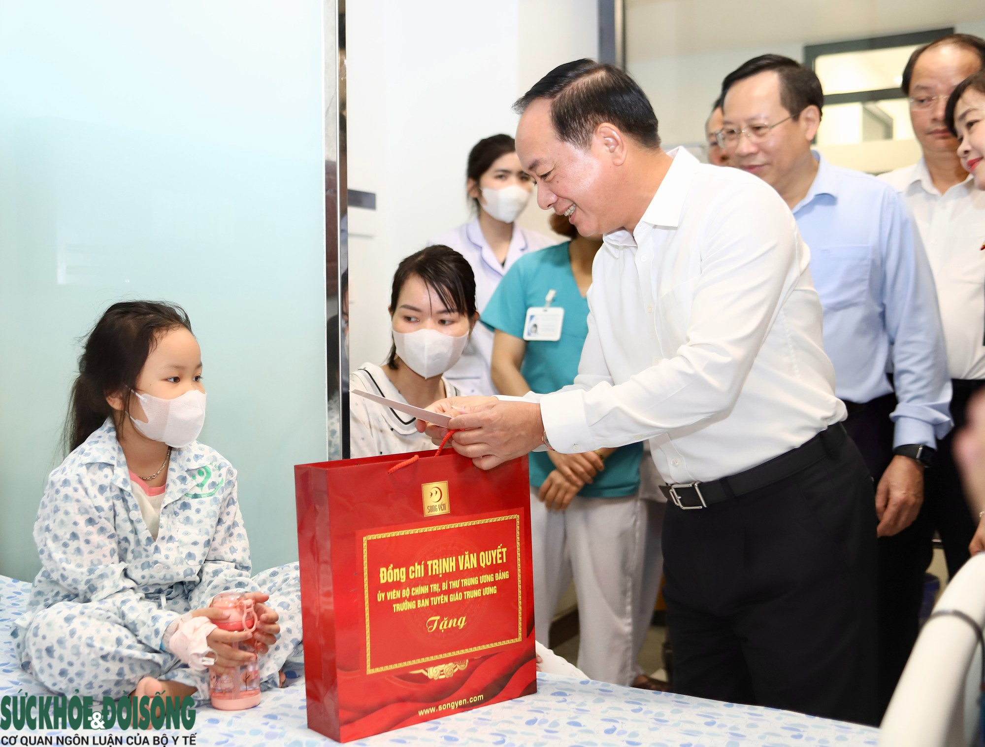 Trưởng Ban Tuyên giáo Trung ương thăm, động viên bệnh nhi tại Hà Nội- Ảnh 7.