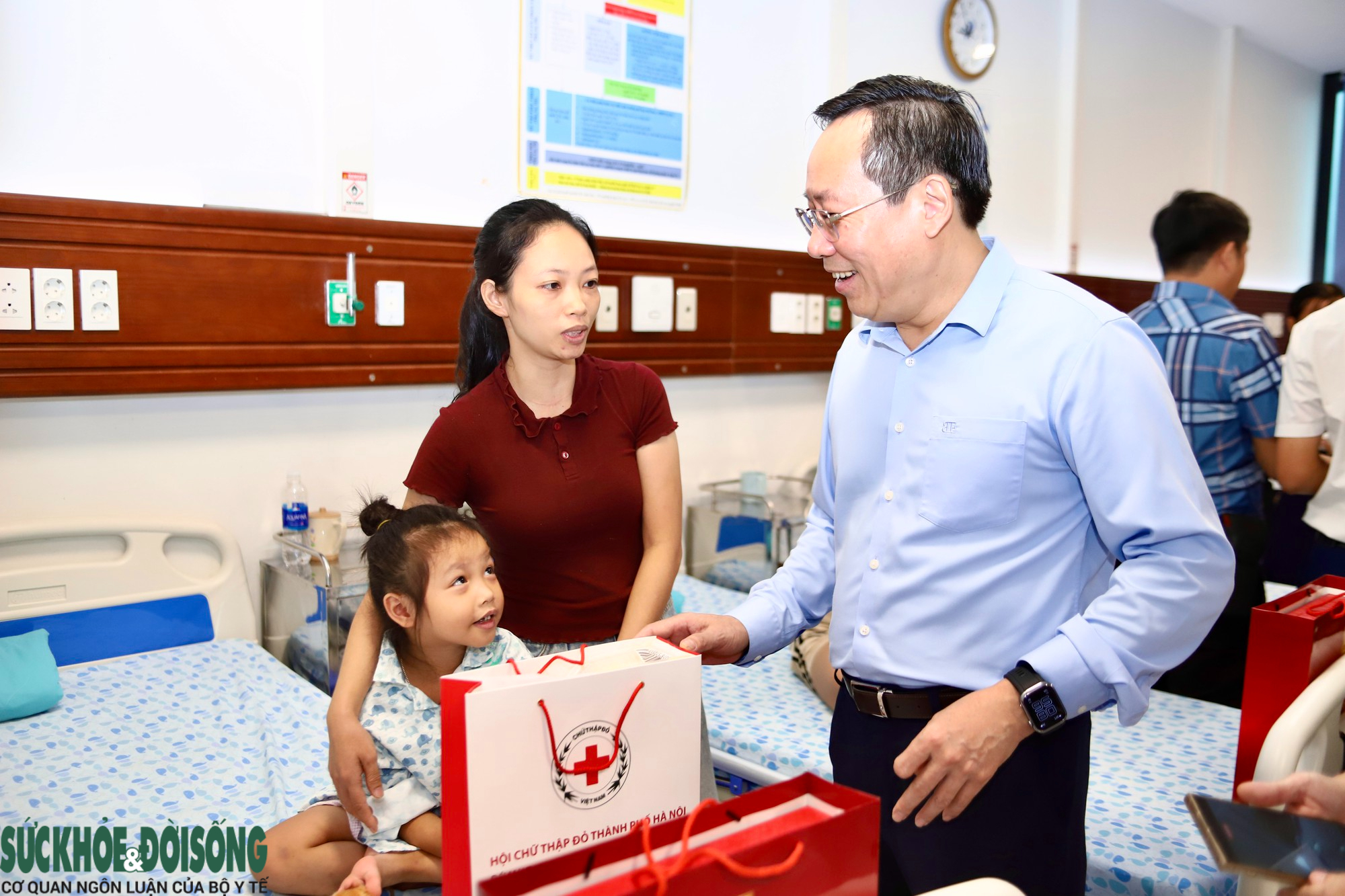 Trưởng Ban Tuyên giáo Trung ương thăm, động viên bệnh nhi tại Hà Nội- Ảnh 8.
