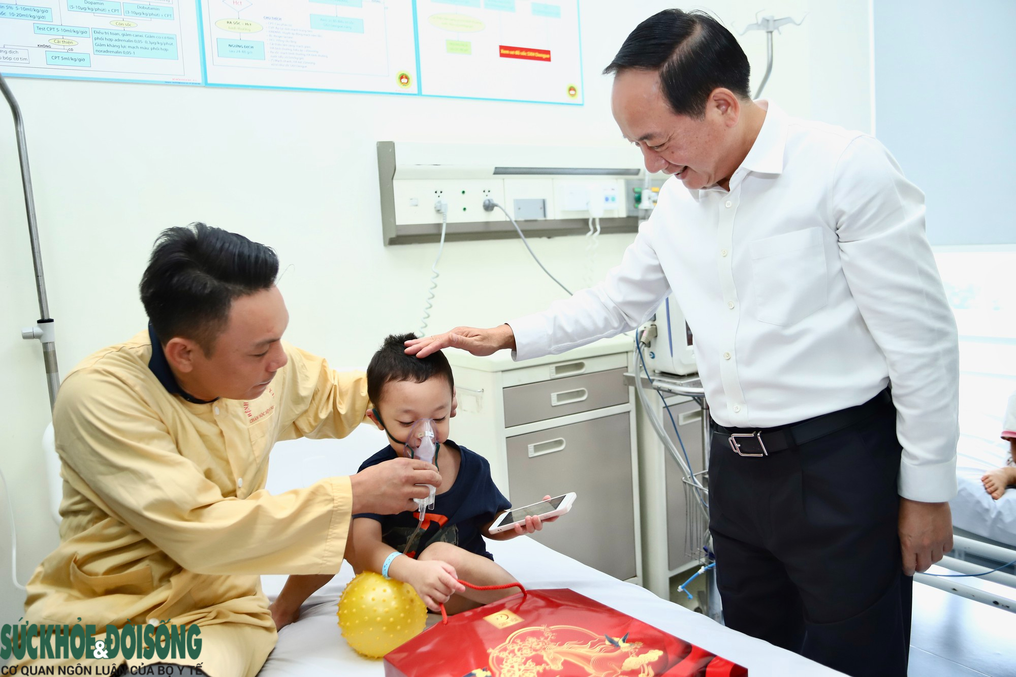 Trưởng Ban Tuyên giáo Trung ương thăm, động viên bệnh nhi tại Hà Nội- Ảnh 13.