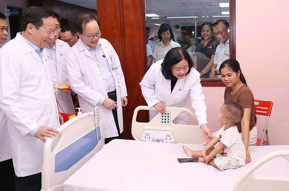Chủ tịch Ủy ban Trung ương MTTQ Việt Nam Bùi Thị Minh Hoài thăm, tặng quà Trung thu tại Bệnh viện Nhi TW- Ảnh 3.