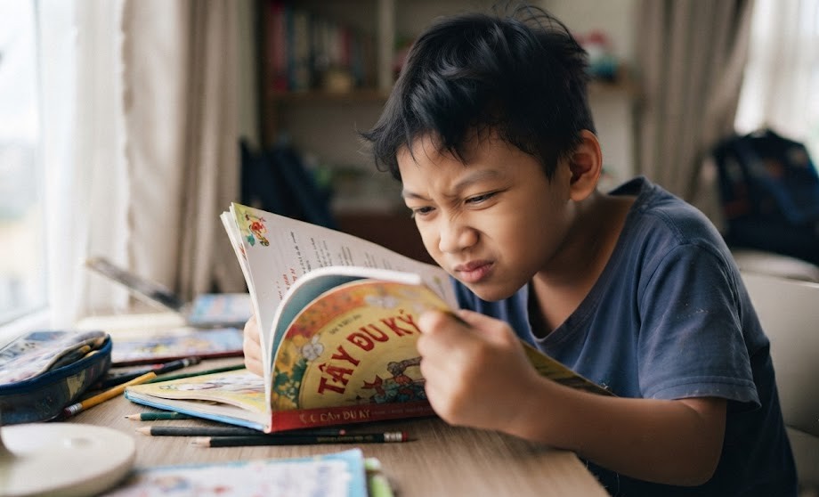 Dấu hiệu sớm cho thấy trẻ đang bị cận thị nhưng cha mẹ dễ bỏ qua - Ảnh 1.