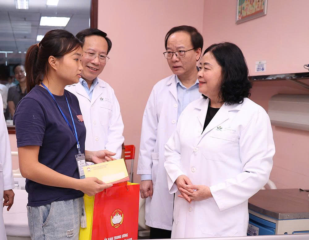 Chủ tịch Ủy ban Trung ương MTTQ Việt Nam Bùi Thị Minh Hoài thăm, tặng quà Trung thu tại Bệnh viện Nhi TW- Ảnh 4.