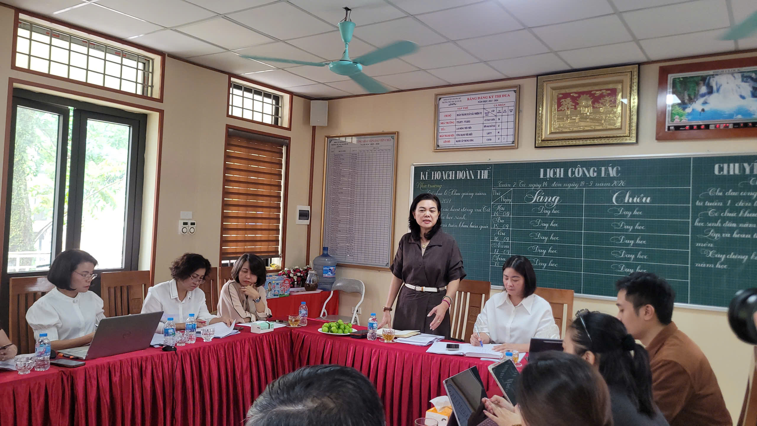 Hà Nội phát hiện nhiều bất cập tại bếp ăn bán trú Trường TH Quảng Bị 1- Ảnh 5.