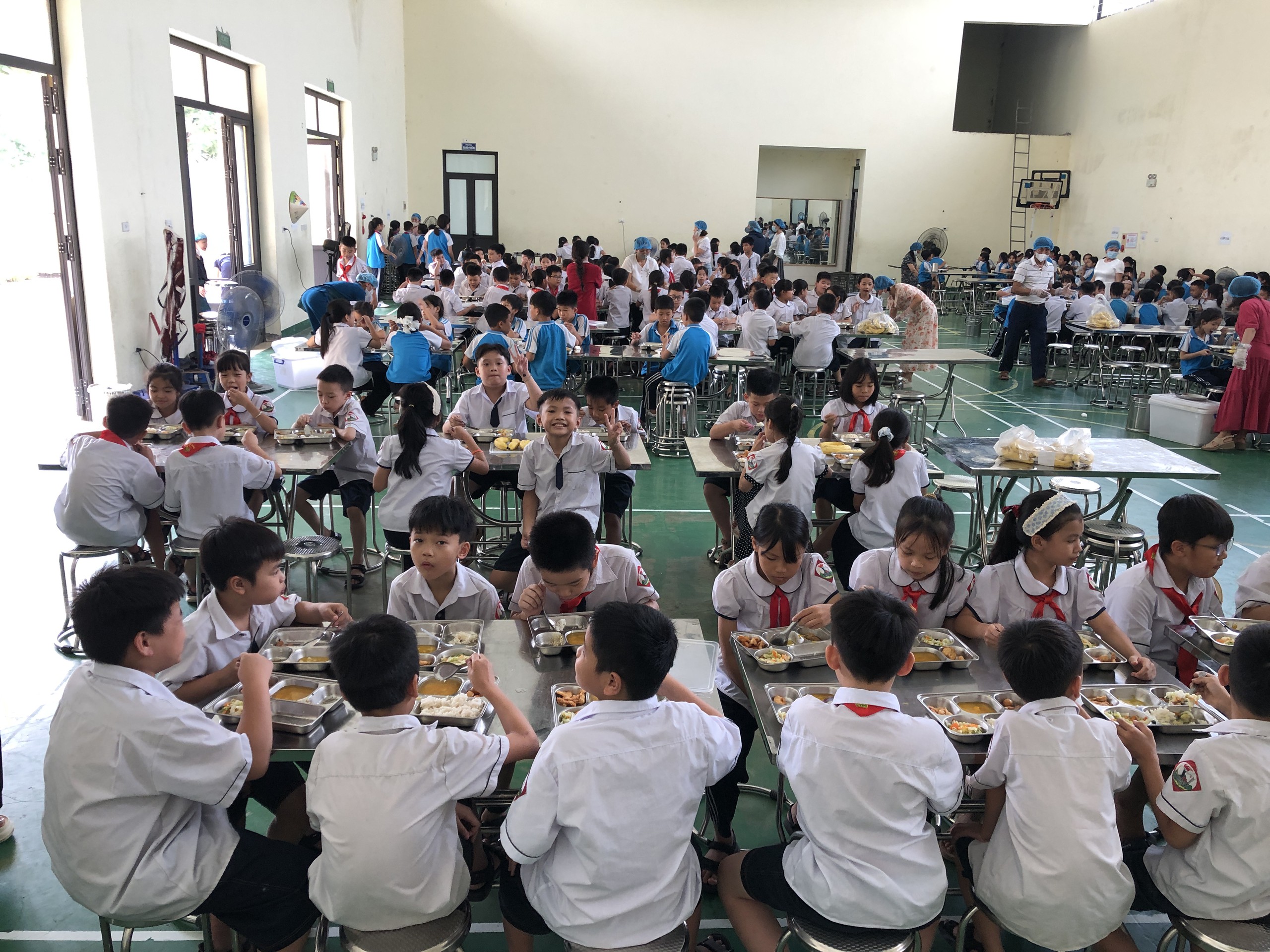Hà Nội phát hiện nhiều bất cập tại bếp ăn bán trú Trường TH Quảng Bị 1- Ảnh 2.