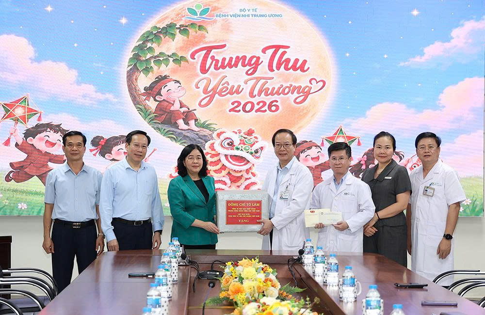 Gallery - Chủ tịch Ủy ban Trung ương MTTQ Việt Nam Bùi Thị Minh Hoài thăm, tặng quà Trung thu tại Bệnh viện Nhi TW - image 3